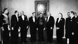 Feierliche Akkreditierung in Bonn: Botschafter und Gesandte von acht Nationen, die erstmals nach dem Krieg wieder mit Deutschland in diplomatische Beziehungen treten, überreichten am 4. April 1951 in Bonn 