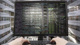 Schermo di un computer con molti dati informatici
