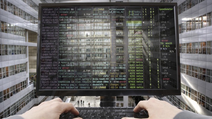 Schermo di un computer con molti dati informatici