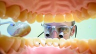 Un dentista guarda tra i denti