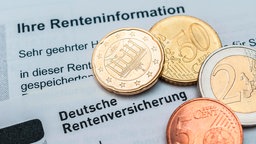 Formular der Deutschen Rentenversicherung und obendrauf Kleingeld