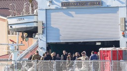 Migrantenankunft in Abschiebe Zentrum in Albanien