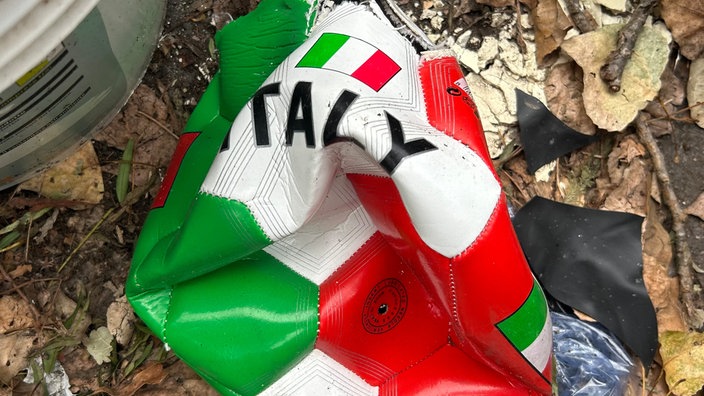 Un pallone sginfiato con i colori della bandiera italiana