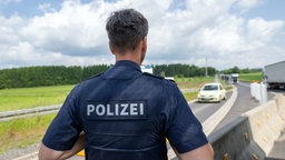 Un poliziotto tedesco controlla il confine con la Repubblica Ceca
