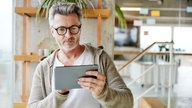 Mann mit iPad