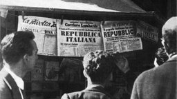 Italienische Zeitungen kündigen die Republik an, nach dem 2. Juni 1946