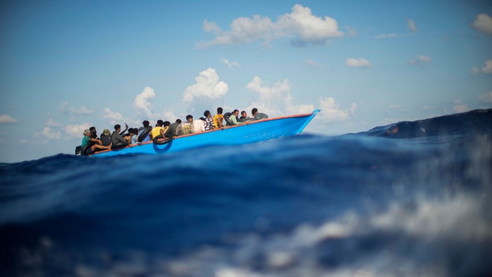 Flüchtlingsboot auf offenem See