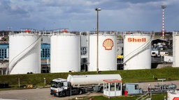 Silos della Schell contenenti carburante per aerei