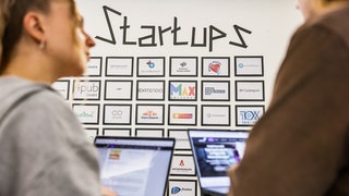 Startups Symbolbild - Tafel mit  Namen von mehrere Start-ups