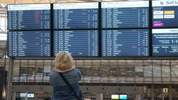 Tabellone con molti voli cancellati