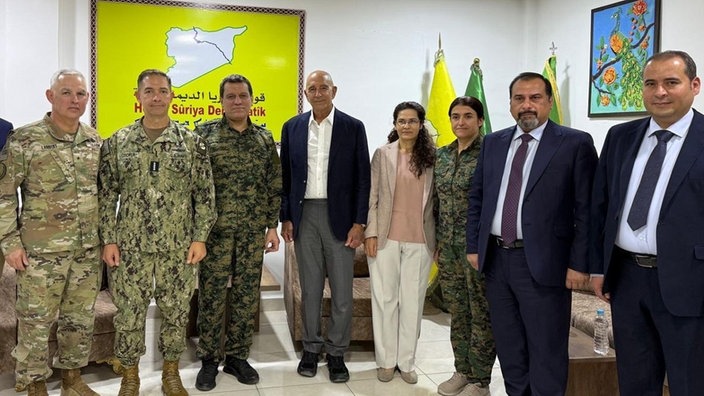 Mazlûm Abdî digel Thomas Barrack