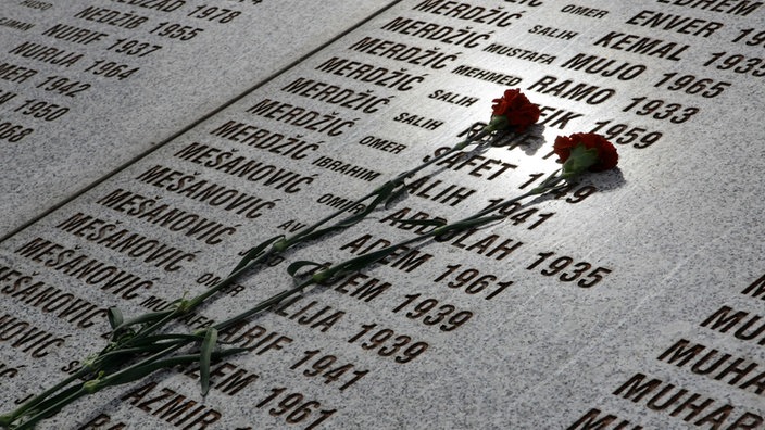 Dva karanfila na spomeniku pobijenima u Srebrenici