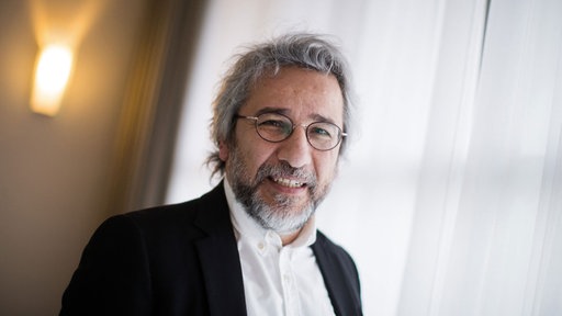 Der langjährige Chefredakteur der türkischen Zeitung «Cumhuriyet», Can Dündar, steht am Fenster eines Hotels in Köln 