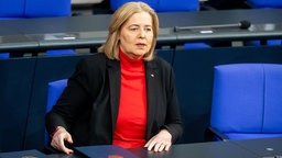 Bärbel Bas (SPD), Bundesministerin für Arbeit und Soziales, sitzt auf der Regierungsbank im Bundestag 