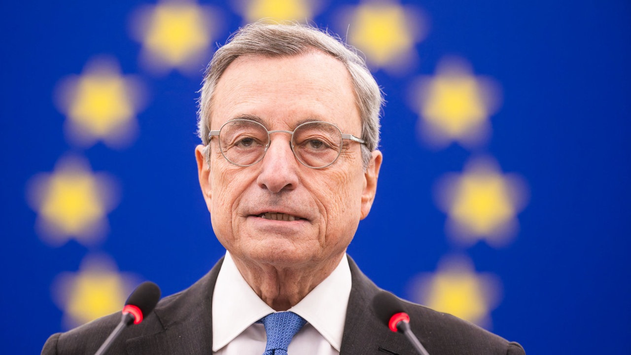 Porträtfoto von Mario Draghi an Mikrofonen vor der Europaflagge (Nahaufnahme: der ehemalige Ministerpräsident von Italien und ehemalige Präsident der EZB steht im Plenarsaal des Europäischen Parlaments und spricht - ARCHIV - 17.09.2024)