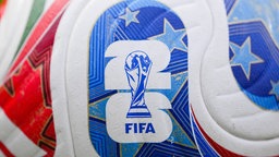 Symbolbild: Fußball zur FIFA Fussball-Weltmeisterschaft 2026™, darauf Logo der FIFA in stilisierter 26 (Nahaufnahme, Detail)