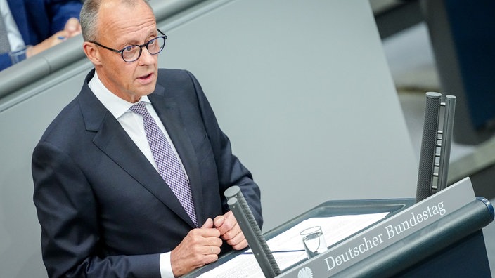 Bundeskanzler Friedrich Merz (CDU) steht am Rednerpult im Bundestag
