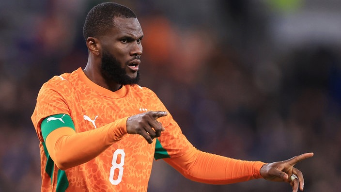 Spielszene: Franck Kessie, Teamkapitän der Elfenbeinküste (mit Kapitänsbinde) gestikuliert und zeigt nach recht (Nahaufnahme, einzeln), Hintergrund unscharf, 31.03.2026