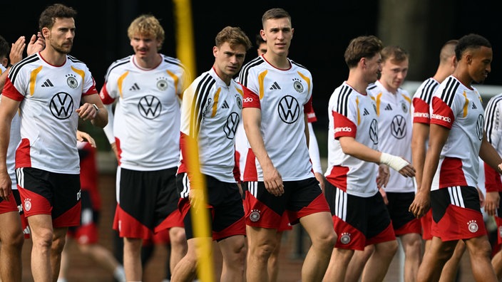 Trainingsszene: mehrere deutsche Nationalspieler gehen beim Training in der Gruppe von links nach rechts