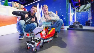 WDR 2 Weihnachtswunder in Essen am Mittwoch (17.12.2025): Burggymnasium Essen - Schülersprecher Benjamin Cai und Stellvertreterin Neris Stommel