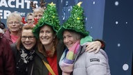WDR 2 Weihnachtswunder in Essen (13.12.2025) - Zuschauerinnen mit Weihnachtsbaumhüten