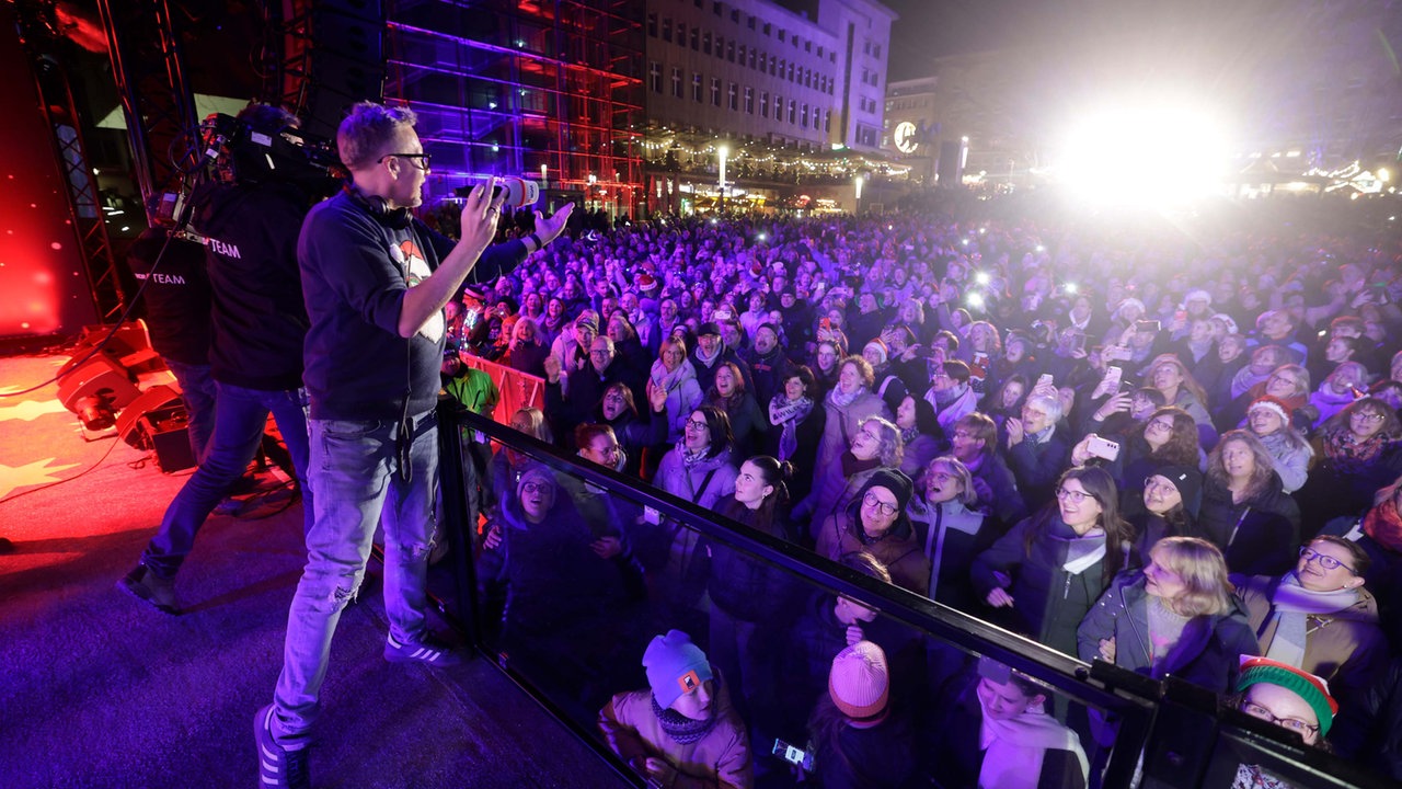 WDR 2 Weihnachtswunder in Essen (13.12.2025) - Publikum auf dem Burgplatz in Essen