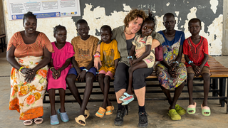 WDR 2 Moderatorin Steffi Neu bei einem Hilfsprojekt in Uganda