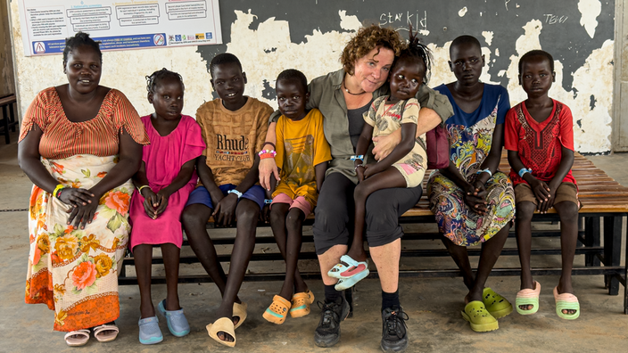 WDR 2 Moderatorin Steffi Neu bei einem Hilfsprojekt in Uganda