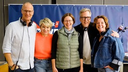 Die Moderatoren Thomas Bug, Sabine Heinrich, Jan Malte Andresen und Steffi Neu (v.l.) mit WDR 2 Hörerin Barbara (25.08.2025)