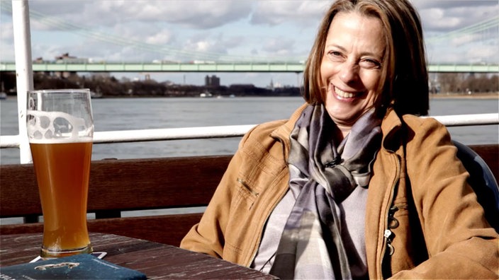 WDR2 Moderatorin Gisela Steinhauer auf ihrem "Weizenschiff"