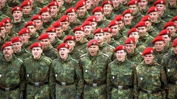 Bundeswehrrekruten beim Appell