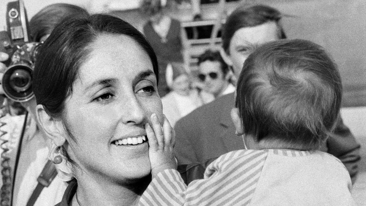 Joan Baez 1970 mit ihrem Sohn Gabriel 