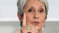 Joan Baez auf einer Pressekonferenz anlässlich der Verleihung "Ambassador of Conscience Award" in Berlin (Archivbild vom 21.05.2015)