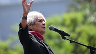 Joan Baez bei einem Auftritt bei der "Fighting Oligarchy"-Rally in Los Angeles 2025