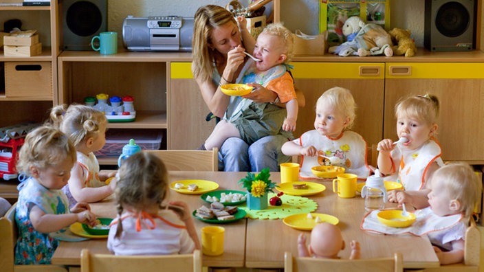 Kinder beim Mittagessen in der Kita