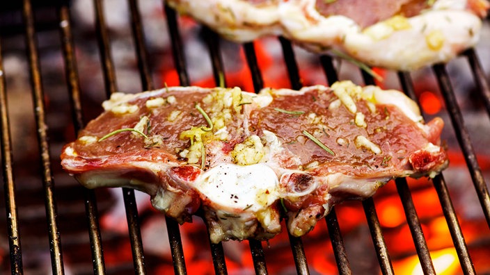 Mariniertes Lammkotelett auf dem Grill