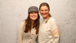 Alice Merton (l) mit WDR 2 Moderatorin Johanna Horn