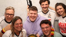 Die Band Druckluft bei ihrem Besuch im WDR 2 Studio  mit dem WDR 2 Frühteam Jan Malte Andresen und Conny Raupold (links)