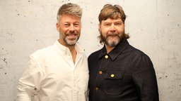 Rea Garvey (r) und WDR 2 Moderator Johannes Simon