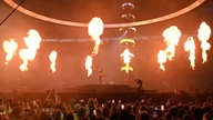 Ed Sheeran auf der Bühne mit Pyrotechnik
