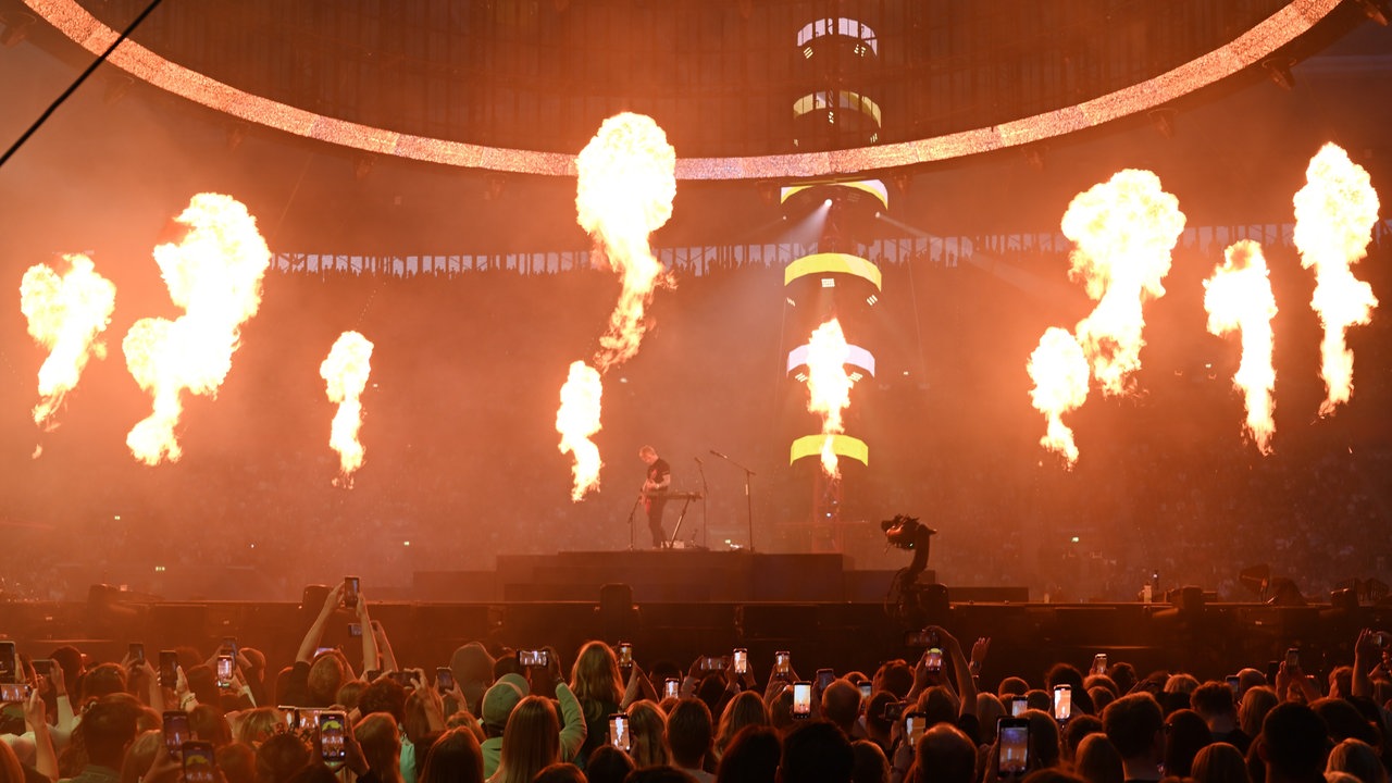 Ed Sheeran auf der Bühne mit Pyrotechnik