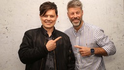 Michael Patrick Kelly mit WDR 2 Moderator Johannes Simon