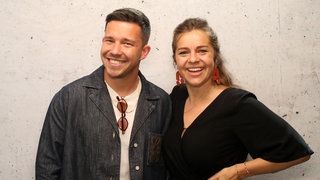 Nico Santos (l) und WDR 2 Moderatorin Michelle Fausten