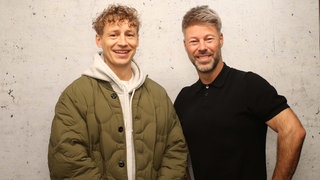 Tim Bendzko mit WDR 2 Moderator Johannes Simon