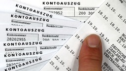 Ein Finger auf einem Kontoauszug
