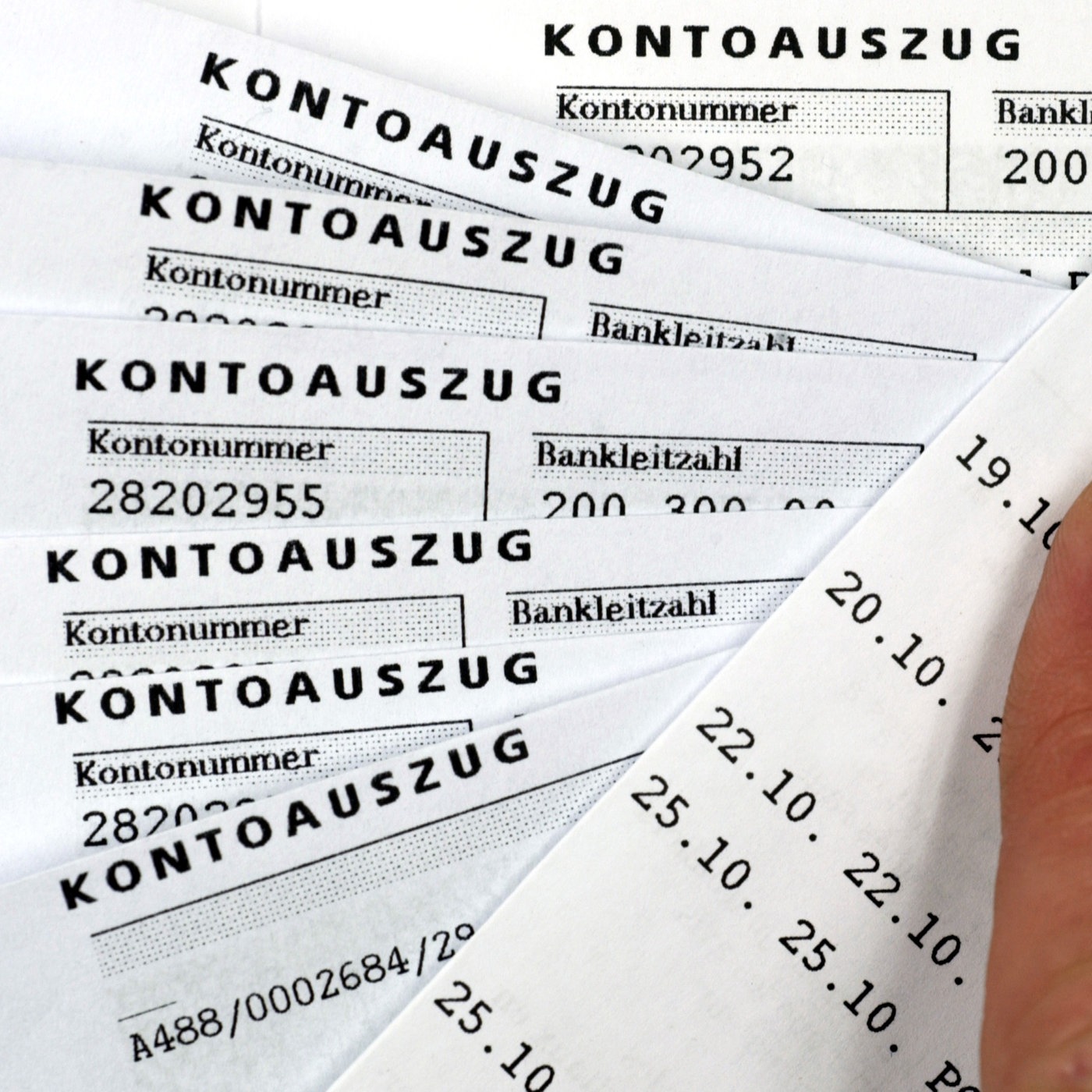 Ein Finger auf einem Kontoauszug