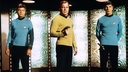(v.l.) DeForest Kelley, William Shatner und Leonard Nimoy im Transporterraum des Raumschiffes Enterprise