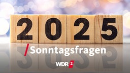 Die Ziffern der Jahreszahl 2025 auf einzelnen Holzblöcken