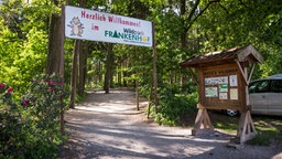 Am Eingang zum Wildpark Frankenhof heißt ein Schild die Besucher herzlich willkommen.