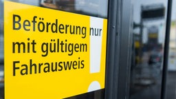 Hinweisschild, einen gültigen Fahrausweis bei sich zu haben